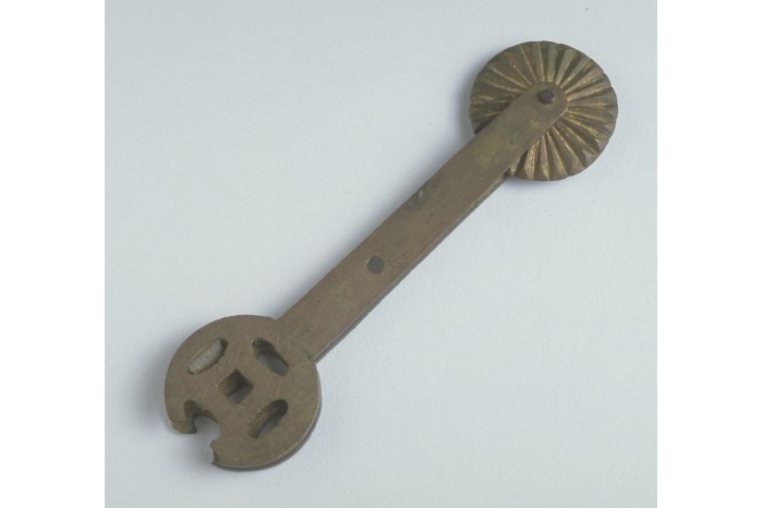 <strong><em>Kueh</em> pincher</strong><br>
Mid-20th century<br>
Brass<br>
Collection of the National Museum of Singapore